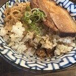 自家製麺 カミカゼ - ライスの中から、沢山のコロチャーが現れます！ﾜｸﾜｸ