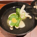 馳走 啐啄一十  - 【写真⑥】松茸(広島県庄原市)とクエ(山口県長門市仙崎)、蔵囲利尻昆布(奥井海生堂)と鮪節出汁のお椀