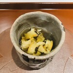 馳走 啐啄一十  - 【写真①】天然岩もずく(島根県出雲市)と栄螺(広島県)、鰹節(2年寝かせ)と羅臼昆布のお出汁