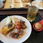 スカイレストラン ハレアス - フレンチトーストトリュフ塩バターのせ、黒酢酢豚、秋鮭ラタトゥユ、玉ねぎサラダ、ピクルス、大好き胡麻団子