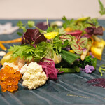 Global French Kitchen 雫 - ランチコース 2970円 の美女のサラダ