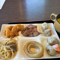 スカイレストラン ハレアス - ワシの一陣目ローストビーフやらオニオンリング、秋の茸パスタ、芋にチーズ、エビチリ、しゅうまい