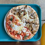 真鶴ピザ食堂 KENNY - "うずわトマト"と"さばみりんとリコッタチーズ"のハーフ＆ハーフ（M・1320円）