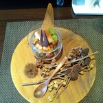 レストラン ラ・フロレゾン・ドゥ・タケウチ - 特製デザート
      スペシャリテである栗のプリンと洋梨
      