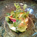 レストラン ラ・フロレゾン・ドゥ・タケウチ - 自家製昆布塩でマリネした帆立貝の炙り シャインマスカットとキヌアのサラダ仕立て “セビーチェ”のイメージで