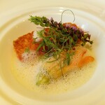 レストラン ラ・フロレゾン・ドゥ・タケウチ - やさしく火入れした静岡県産紅富士サーモン そのムースを詰めた花ズッキーニ 発酵バターとリースリングのソースで