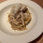 ラ ボッテガ デル オーリオ - なんかのキノコとすだちの不思議歯ごたえなパスタ　すだちが突然やってくる