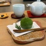 餅匠しづく - 抹茶オレ大福と煎茶(冷)