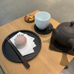 餅匠しづく - 赤マスカット大福と煎茶(冷)