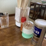 支那そば 熊文 - 卓上はこんな感じ