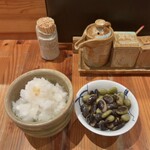 焼鳥 うの - くらかけ豆の塩茹で(お通し)  大根おろし(口直し)