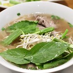 Saigon Pho 39 - もやしと草を乗せて