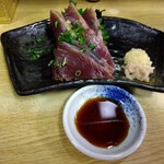 とん八 - 戻りかつお刺身 550円(税込)(2024年10月10日撮影)