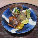 青草窠 - 八寸
      　分葱と菊菜の酢味噌和え松の味の香り　
      　海老の湯葉巻き揚げ
      　たらの芽と炊き上げた堀川牛蒡の天婦羅と揚げ麩
      　桜鱒焼きと銀杏