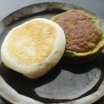 リトリート たくら - 「米粉のアカタン焼き」一個180円　　　左側：河野産梅あん、右側：よもぎこしあん。