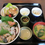 cafe Life Force - 鎌倉地物海鮮丼と彩り鎌倉野菜とグリルチキンのサラダ