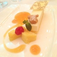 帝国ホテル 大阪 - レアチーズケーキ。パイナップル、杏、レモンのソース