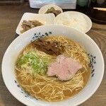 室蘭ラーメン 雷文 - ラーメン醤油中盛　ライス漬物煮物