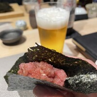 神楽坂 寿司 こんこん - 最初のビールひと口とマグロ中落ち