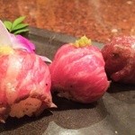 焼肉うしごろ - 【前菜】の和牛手毬寿司ですが、
      
      
      三種（漬けとマスタード/ゴマ紫蘇とゲランド塩/柚子胡椒と甘だれ）
      