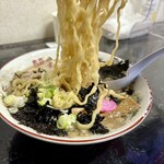 らー麺　Do・Ni・Bo - ちぢれ太麺をリフトUP⤴️