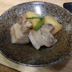 とん八 - 豚ばら肉と新じゃがの煮物 450円(税込)(2024年7月2日撮影)