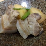 とん八 - 豚ばら肉と新じゃがの煮物 450円(税込)(2024年7月2日撮影)