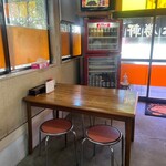 泰勝軒 - テーブル席1つと座敷1席。