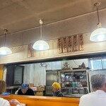 泰勝軒 - 昔はもっとメニューあったんだろうなぁ。メニュー板が外された跡がしみじみ残っています。