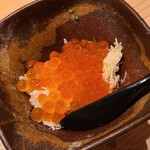 鮨 さかい - ④解し毛蟹(北海道噴火湾産)&赤酢シャリのマイクロ丼、新イクラ(岩手県普代産)掛け
      若蟹から親蟹に旬が移り身の旨みが深い
      新イクラのプチュ食感、そしてコクと旨み
      秋の深まりを感じる一品