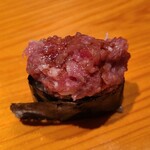 鮨 さかい - ⑤葱トロ(本鮪、青森県大間産、やま幸、164kg)軍艦巻き
      脂がのった中落ちを葱と山葵と合わせ、お凌ぎなのでシャリコマは小さめ
      脂の旨みを感じさせつつスッキリとした後味