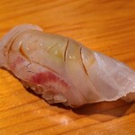 鮨 さかい - ⑫真鯛(福岡県能古島産)
      産卵は春～初夏、旬は秋～晩冬
      1日寝かせで芯に微かなコリ感、多分、雌だと思いますが、軟らかさと甘みと優しい旨み、握るシャリに合わせた仕込みかと思います