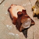 鮨 さかい - ②煮真蛸(福岡県行橋産)
      産卵は初夏～初秋、旬は通年、寿命1年
      しっとりと煮られた雌蛸は軟らかな繊維で、程好い弾力と噛む程に滲みる旨みが楽しい