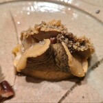 鮨 さかい - ③酒蒸し黒鮑(福岡県糸島産、雌)、肝ソース添え
      産卵は秋～冬、旬は初夏～夏
      厚みのある切り付けだけどプルプルと軟らかい
      旨みと甘みが抜群、肝ソースの磯の香りも良いですね