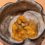 鮨 さかい - ①牡丹海老(正式名:富山海老、北海道増毛産)、紫雲丹(大分県姫島産)&摺り山葵載せ
      紫雲丹は澄んだ上品な甘みだが酷暑で全国的に雲丹は✕
      牡丹海老はプリプリかつねっとり食感、甘みも強く旨みもしっかり