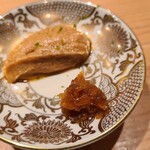 鮨 さかい - ⑪鮟肝(北海道余市産)&刻み奈良漬 
      産卵は春～初夏、旬は秋～春、特に晩冬が良い
      裏漉し鮟肝は滑らかクリーミー、コクがあり日本酒が進む、一気に全てを食べずに少しずつ合間に食べるのが○