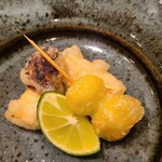 鮨 さかい - ⑧松茸(中国雲南省産)の天麩羅
      海外産ですが香りもあり秋らしさを感じます
      ⑨銀杏(熊本県玉名産)の素揚げ
      アク抜きバッチリ、エグみなく甘みがあります