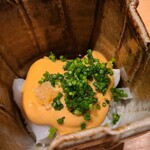 鮨 さかい - ⑥虎河豚(福岡県鐘崎産)、鮟肝(北海道余市産)&酢の乳化ソース掛け、刻み芽葱を振って
      虎河豚は体脂肪が低くアミノ酸の旨み、そこに裏漉し鮟肝のトロトロなコクと濃厚な旨みを加え、インパクトを残します