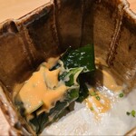 鮨 さかい - ⑦鮟肝(北海道余市産)&酢の乳化ソース、追加若布(徳島県鳴門産)
      余市の鮟肝はとても滑らかで旨みも素晴らしい
      先ほどの肝酢を若布を使って拭い取る様に頂きました