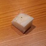 鮨 さかい - ㉓べったら漬け、削り青柚子皮掛け
      甘過ぎず爽やか、少し舌をリセット 