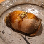 鮨 さかい - ㉕煮穴子(長崎県対馬列島産)
      産卵は初夏～初秋、旬は夏～秋
      脂がのり味わいが深い、フワフワと軟らかく、口の中に入れた瞬間にシャリがほどけ、一気に拡がる旨み、ツメも濃過ぎず軽やかな後味