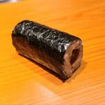 鮨 さかい - ㉖干瓢巻き 
      干瓢巻が登場すると「幸せな時間の終演」を感じ切なくなります
      海苔の薫りが素晴らしく、赤酢のシャリの美味しさを素直に感じ取れます 