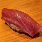 鮨 さかい - ⑱本鮪中トロ(腹上一番、青森県大間産、やま幸、164kg)
      秋の青年期の本鮪、腹上一番の脂の軽やかさと深くなりつつある脂のコクが季節の移り変わりを感じさせます
