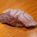 鮨 さかい - ㉑炙り赤鯥(アカムツ、別称:ノドグロ、長崎県対馬列島産)
      産卵は初夏～初秋、旬は晩秋～晩冬
      脂が濃厚な上に、軽く炙って旨みを引き出してあり、少し強過ぎかと思いましたが、表面の塩と赤酢のシャリとがマッチ