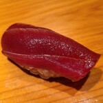 鮨 さかい - ⑰本鮪赤身(青森県大間産、やま幸、164kg)漬け
      日本近海本鮪の産卵は春～夏、旬は初秋～冬
      軽くサシが入り状態が良い、赤身独特の風味があり、軽めの漬けで酸味が程好く旨みはありますがサッパリしています