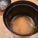 鮨 さかい - ㉒赤出汁(真鯛の出汁)
      真鯛は直ぐ臭みが出るので普通は焼いてから出汁を取るのですが、鮨さかいサンでは洗いで細かな血などを徹底的に取り除くそう
      透明感のある深い旨みが良い