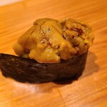 鮨 さかい - ㉔北紫雲丹(青森県大間産、大千〔ダイセン〕)の軍艦巻き
      産卵は秋、旬は春～夏
      大きな北紫雲丹を5秒ホールド、品のある甘みと旨みが口腔内に拡がります
      だが北紫雲丹も酷暑のダメージが強い気がする