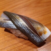 鮨 さかい - ⑮小鰭(熊本県天草産)
                    産卵は春、旬はそれぞれ、小鰭は夏、寿命3年
                    塩振りと〆具合は旨みと香りのバランスが取れていて好きです
                    魚の成長度合いによって塩振り量が変わる熟練の技が必要なネタです