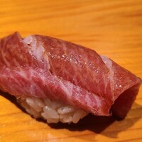 鮨 さかい - ⑲本鮪大トロ(蛇腹、青森県大間産、やま幸、164kg)
                    切り置きし室温に馴染ませているので口溶けが円やか、華やかでコクのある脂の旨み、口腔内でネタと同時にシャリも解け、ネタと技術が渾然一体です