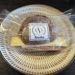 ブーランジェリー スドウ - 大山ハムとグリュイエールのオリーブパンサンド01